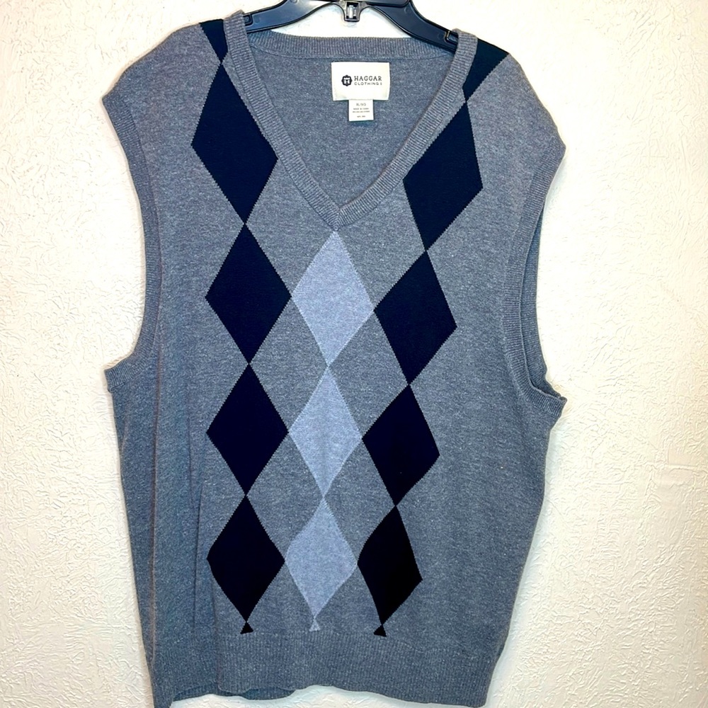 Haggar Mens Sweater Vest- Gray With Black & Pale Gray Diamond Design